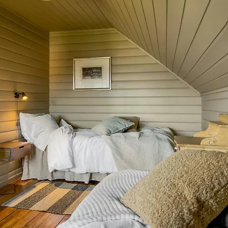 Ferienhaus Soulful And Unique By Shore In Lofoten *