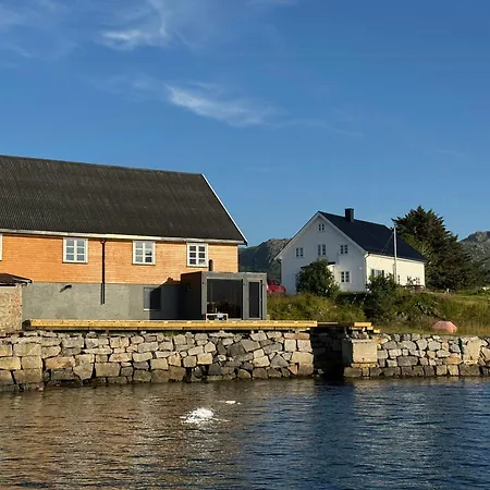 Ferienhaus Soulful And Unique By Shore In Lofoten Bostad