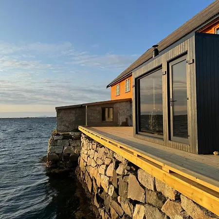 Ferienhaus Soulful And Unique By Shore In Lofoten